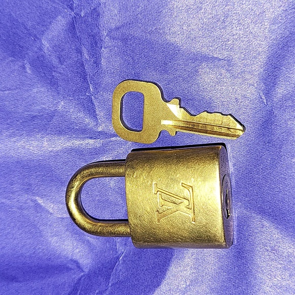 100% Louis Vuitton lock and key #340 - Picture 2 of 3